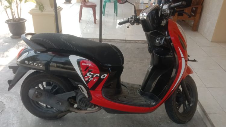 Sepeda motor tanpa pelat nomor yang dikendarai seorang pria di Kecamatan Cabangbungin, Kabupaten Bekasi, ternyata merupakan kendaraan hasil pencurian. Polisi mengamankan seorang pria berinisial ASJ alias J yang diduga sebagai penadah motor tersebut.