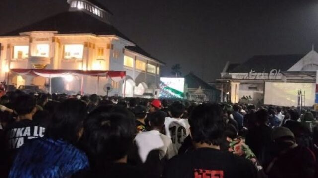 Warga memadati halaman Museum Gedung Juang Tambun, Kecamatan Tambun Selatan, Kabupaten Bekasi, untuk menyaksikan laga final Piala Dunia 2026 melalui acara nonton bareng (nobar) gratis pada Senin (20/07) dini hari