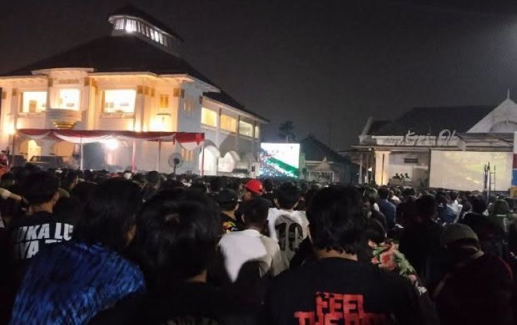Warga memadati halaman Museum Gedung Juang Tambun, Kecamatan Tambun Selatan, Kabupaten Bekasi, untuk menyaksikan laga final Piala Dunia 2026 melalui acara nonton bareng (nobar) gratis pada Senin (20/07) dini hari
