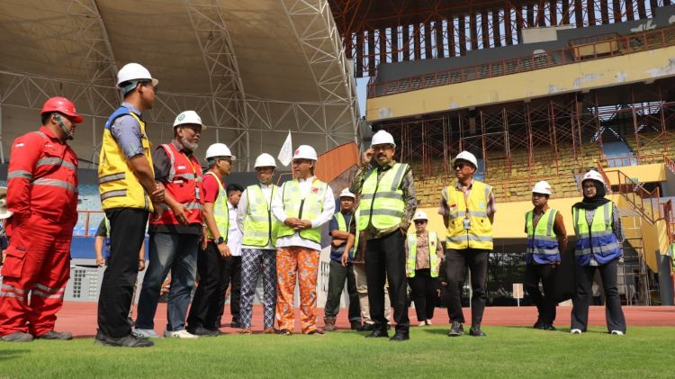 Ketua Umum Persaja, Asep Nana Mulyana didampingi Plt Bupati Bekasi Asep Surya Atmaja, Sekretaris Daerah Kabupaten Bekasi Endin Samsudin, serta Kepala Dinas Kebudayaan, Pemuda dan Olahraga Kabupaten Bekasi Iman Nugraha saat meninjau kondisi Stadion Wibawamukti, Jum'at (03/07).