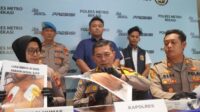 Pelaksana Harian (Plh) Kapolres Metro Bekasi, Kombes Ikhlas Putro Wasono saat menghdiri pers confrence kasus kekerasan (penganiayaan) yang dilakukan seorang ibu tiri kepada balita di sebuah rumah kontrakan di Desa Segara Makmur, Kecamatan Tarumajaya, Kabupaten Bekasi.