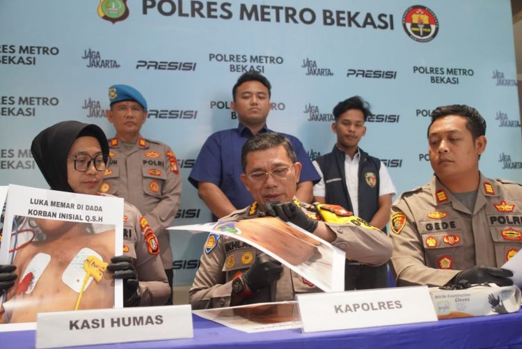 Pelaksana Harian (Plh) Kapolres Metro Bekasi, Kombes Ikhlas Putro Wasono saat menghdiri pers confrence kasus kekerasan (penganiayaan) yang dilakukan seorang ibu tiri kepada balita di sebuah rumah kontrakan di Desa Segara Makmur, Kecamatan Tarumajaya, Kabupaten Bekasi.