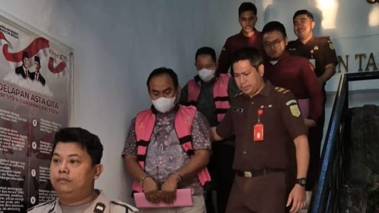 Kejaksaan Negeri (Kejari) Kabupaten Bekasi menetapkan tiga pejabat di lingkungan Perusahaan Umum Daerah (Perumda) Tirta Bhagasasi Bekasi sebagai tersangka dalam kasus dugaan tindak pidana korupsi pemasangan sambungan langganan air bersih tahun 2024–2025.