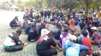 atusan petani yang tergabung dalam kelompok Petani Bekasi Utara mendatangi Kompleks Pemerintah Kabupaten (Pemkab) Bekasi, Senin (27/07). Mereka menuntut penanganan darurat terhadap kondisi Saluran Sekunder (SS) BKG (Bendung Kedunggede) yang dinilai menjadi penyebab kekeringan di sejumlah wilayah pertanian.