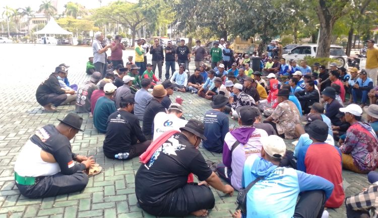 atusan petani yang tergabung dalam kelompok Petani Bekasi Utara mendatangi Kompleks Pemerintah Kabupaten (Pemkab) Bekasi, Senin (27/07). Mereka menuntut penanganan darurat terhadap kondisi Saluran Sekunder (SS) BKG (Bendung Kedunggede) yang dinilai menjadi penyebab kekeringan di sejumlah wilayah pertanian.