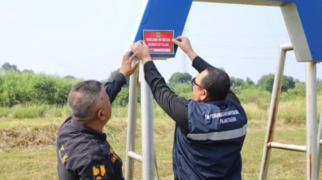 Pada tahap awal Pemerintah Kabupaten Bekasi belum melakukan pembongkaran maupun penutupan terhadap reklame ilegal, baik yang dipasang tanpa izin resmi, melewati batas masa berlaku izin, atau belum membayar pajak daerah. Petugas hanya memasang stiker sebagai bentuk pemberitahuan kepada pemilik reklame yang menjadi objek penertiban.