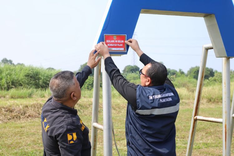 Pada tahap awal Pemerintah Kabupaten Bekasi belum melakukan pembongkaran maupun penutupan terhadap reklame ilegal, baik yang dipasang tanpa izin resmi, melewati batas masa berlaku izin, atau belum membayar pajak daerah. Petugas hanya memasang stiker sebagai bentuk pemberitahuan kepada pemilik reklame yang menjadi objek penertiban.