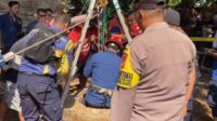 rescue damkar kabupaten bekasi Petugas dari Tim Rescue Dinas Pemadam Kebakaran dan Penyelamatan (Disdamkarmat) Kabupaten Bekasi dan unsur terkait saat melakukan evakuasi korban yang terjatuh ke dalam sumur di di Kampung Babakan RT 013/006, Desa Sukasari, Kecamatan Serang Baru, Kabupaten Bekasi, Jumat (10/07).