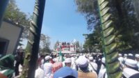 Ketua, Wakil Ketua, Sekretaris dan anggota Pansus XIV DPRD Kabupaten Bekasi saat menemui masa aksi yang menolak perubahan Perda No 3 Tahun 2016 tentang Penyelenggaraan Kepariwisataan, Kamis (09/07) pagi.