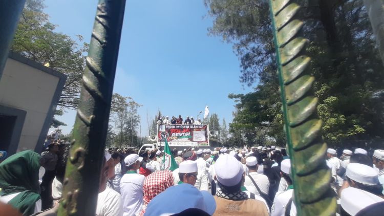 Ketua, Wakil Ketua, Sekretaris dan anggota Pansus XIV DPRD Kabupaten Bekasi saat menemui masa aksi yang menolak perubahan Perda No 3 Tahun 2016 tentang Penyelenggaraan Kepariwisataan, Kamis (09/07) pagi.