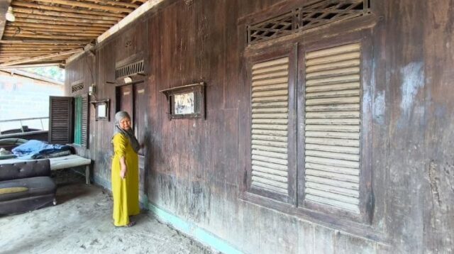 Rumah tua peninggalan era kolonial Belanda di Kampung Pangkalan, Desa Sukamekar, Kecamatan Sukawangi, Kabupaten Bekasi, kian lapuk dan terancam hilang. Bangunan bersejarah yang dahulu menjadi kediaman seorang tuan tanah itu kini dalam kondisi rusak, kosong tak berpenghuni, dan hanya menyisakan bagian depan serta dapur yang masih mempertahankan struktur aslinya.