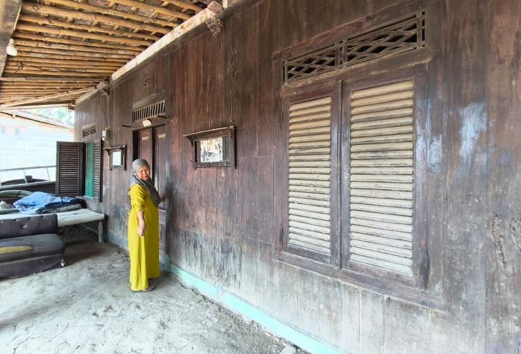 Rumah tua peninggalan era kolonial Belanda di Kampung Pangkalan, Desa Sukamekar, Kecamatan Sukawangi, Kabupaten Bekasi, kian lapuk dan terancam hilang. Bangunan bersejarah yang dahulu menjadi kediaman seorang tuan tanah itu kini dalam kondisi rusak, kosong tak berpenghuni, dan hanya menyisakan bagian depan serta dapur yang masih mempertahankan struktur aslinya.