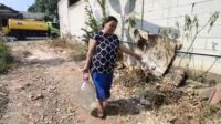 Krisis air bersih akibat musim kemarau di Kabupaten Bekasi memaksa warga di sejumlah wilayah mencari berbagai cara untuk memenuhi kebutuhan sehari-hari. Di Kampung Babakan, Desa Sukasari, Kecamatan Serang Baru, warga bahkan harus menempuh jarak hingga satu kilometer untuk mendapatkan air bersih atau membeli air karena sumur di rumah mereka tidak lagi mampu memenuhi kebutuhan.