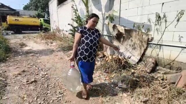 Krisis air bersih akibat musim kemarau di Kabupaten Bekasi memaksa warga di sejumlah wilayah mencari berbagai cara untuk memenuhi kebutuhan sehari-hari. Di Kampung Babakan, Desa Sukasari, Kecamatan Serang Baru, warga bahkan harus menempuh jarak hingga satu kilometer untuk mendapatkan air bersih atau membeli air karena sumur di rumah mereka tidak lagi mampu memenuhi kebutuhan.