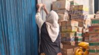 sensus Pemasangan sticker Sensus Ekonomi 2026 sebagai tanda bukti bahwa suatu bangunan atau tempat usaha telah didata oleh petugas resmi Badan Pusat Statistik (BPS).