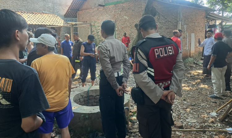 Berdasarkan hasil pemeriksaan di lokasi, sumur yang menjadi lokasi kejadian memiliki kedalaman sekitar 15 meter dengan tinggi genangan air sekitar tiga meter. Kondisi tersebut diperparah karena lubang sumur hanya ditutup menggunakan sepotong papan GRC.