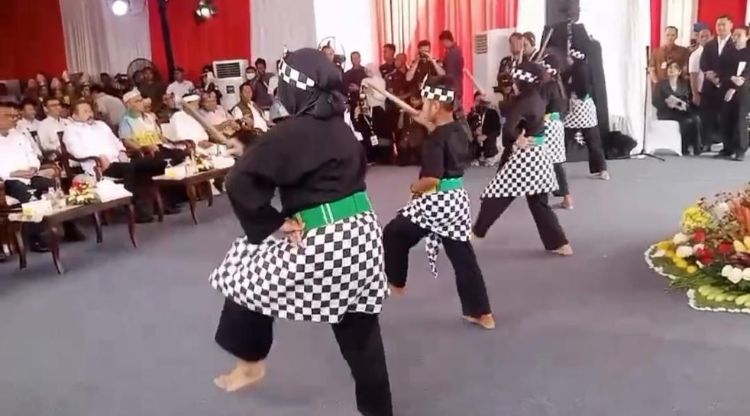Seni Tari Ujungan saat tampil di hadapan Jaksa Agung RI, ST Burhanuddin di acara Panen Raya Jaksa Mandiri Pangan di Desa Srimahi Kecamatan Tambun Utara, Kabupaten Bekasi pada Selasa (19/08/2025).