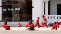 ujungan bekasi 2026 Sekelompok anak memainkan seni pertunjukan Ujungan Bekasi di pelataran Museum Gedung Juang Tambun Selatan.