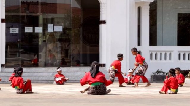Sekelompok anak memainkan seni pertunjukan Ujungan Bekasi di pelataran Museum Gedung Juang Tambun Selatan.