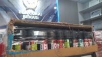 Bea Cukai Bekasi memusnahkan 11.250 mililiter cairan rokok elektrik (vape) ilegal dan mengingatkan masyarakat agar lebih teliti saat membeli produk hasil tembakau. Konsumen diminta memastikan produk yang dibeli telah dilekati pita cukai resmi guna menghindari peredaran barang ilegal.