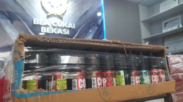 Bea Cukai Bekasi memusnahkan 11.250 mililiter cairan rokok elektrik (vape) ilegal dan mengingatkan masyarakat agar lebih teliti saat membeli produk hasil tembakau. Konsumen diminta memastikan produk yang dibeli telah dilekati pita cukai resmi guna menghindari peredaran barang ilegal.