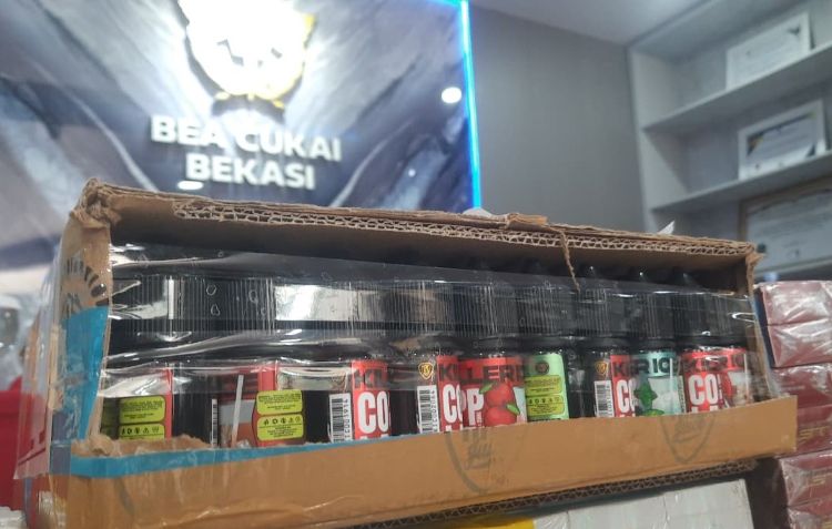 Bea Cukai Bekasi memusnahkan 11.250 mililiter cairan rokok elektrik (vape) ilegal dan mengingatkan masyarakat agar lebih teliti saat membeli produk hasil tembakau. Konsumen diminta memastikan produk yang dibeli telah dilekati pita cukai resmi guna menghindari peredaran barang ilegal.