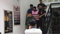 Mantan Direktur Usaha (Dirus) Perumda Tirta Bhagasasi Bekasi, Ade Efendi Zarkasih (AEZ), akhirnya memenuhi panggilan penyidik Kejaksaan Negeri Kabupaten Bekasi setelah sebelumnya tiga kali mangkir dari pemeriksaan terkait dugaan korupsi pemasangan sambungan langganan air bersih tahun 2024–2025.