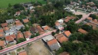 Menjelang peringatan Hari Ulang Tahun (HUT) Kemerdekaan Republik Indonesia ke-81, warga Kampung Pendeuy Timur, Desa Karangsatu, Kecamatan Karangbahagia, Kabupaten Bekasi membentangkan bendera Merah Putih sepanjang 500 meter.