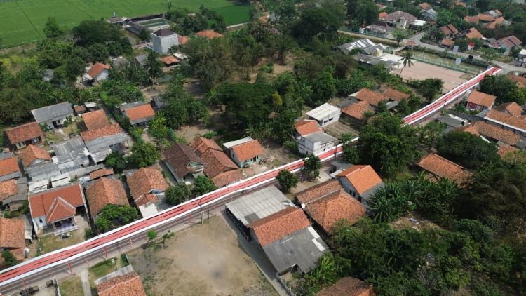 Menjelang peringatan Hari Ulang Tahun (HUT) Kemerdekaan Republik Indonesia ke-81, warga Kampung Pendeuy Timur, Desa Karangsatu, Kecamatan Karangbahagia, Kabupaten Bekasi membentangkan bendera Merah Putih sepanjang 500 meter.