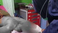 Cekcok usai menghadiri resepsi pernikahan berujung aksi kekerasan terjadi di Desa Sindangsari, Kecamatan Cabangbungin, Kabupaten Bekasi. Dua pria ditangkap polisi setelah diduga menghantam kepala seorang warga menggunakan batu hingga korban mengalami luka berdarah.