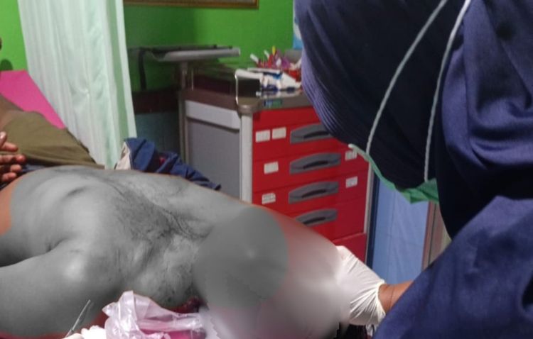 Cekcok usai menghadiri resepsi pernikahan berujung aksi kekerasan terjadi di Desa Sindangsari, Kecamatan Cabangbungin, Kabupaten Bekasi. Dua pria ditangkap polisi setelah diduga menghantam kepala seorang warga menggunakan batu hingga korban mengalami luka berdarah.