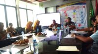 DISPERKIMTAN VILLA LESTARI Kepala Disperkimtan Kabupaten Bekasi Nur Chaidir saat memimpin pertemuan antara warga Perumahan Villa Lestari, Desa Jayasampurna, Kecamatan Serang Baru, dengan pihak pengembang untuk membahas persoalan banjir dan longsor yang terjadi di kawasan tersebut.