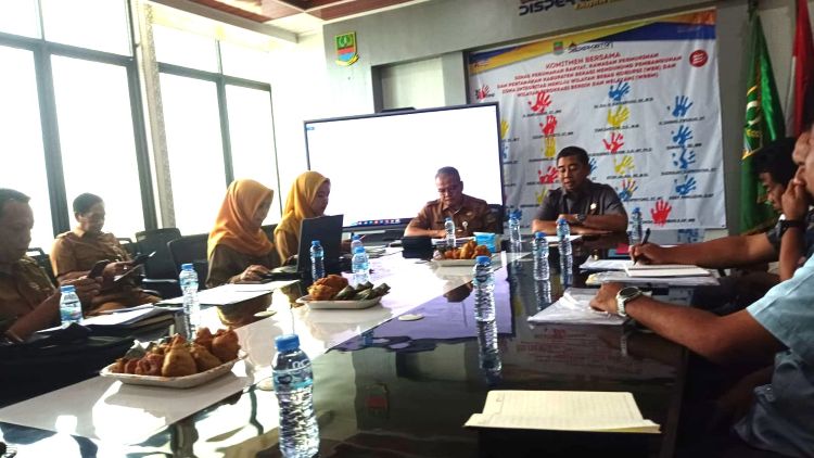 Kepala Disperkimtan Kabupaten Bekasi Nur Chaidir saat memimpin pertemuan antara warga Perumahan Villa Lestari, Desa Jayasampurna, Kecamatan Serang Baru, dengan pihak pengembang untuk membahas persoalan banjir dan longsor yang terjadi di kawasan tersebut.