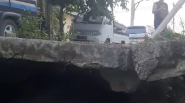 Kondisi jalan di lingkungan RT 42 RW 15 Perumahan Green Permata Residence (GPR) yang mengalami ambles diduga karena erosi tergerus aliran Kali Kongsi.