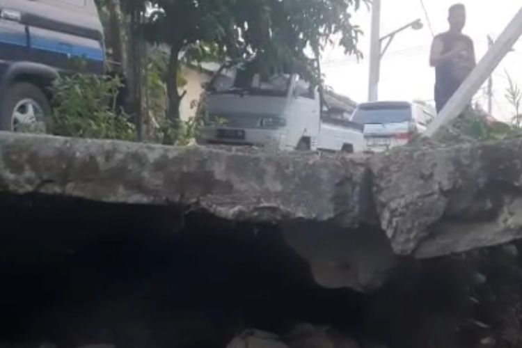 Kondisi jalan di lingkungan RT 42 RW 15 Perumahan Green Permata Residence (GPR) yang mengalami ambles diduga karena erosi tergerus aliran Kali Kongsi.