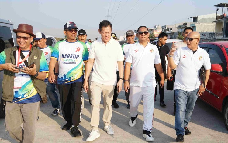 Plt Bupati Bekasi dr. Asep Surya Atmaja menghadiri Puncak Hari Nasional ke-79 tahun sekaligus mengikuti Gerak Jalan Sehat yang berlangsung di Cinity Cikarang Utara pada Sabtu (26/07)