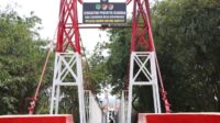 Jembatan gantung sepanjang 80 meter yang dibangun di Kampung Cilodong, Desa Ridomanah, Kecamatan Cibarusah, Kabupaten Bekasi, diklaim menjadi salah satu jembatan gantung terpanjang di wilayah tersebut. Proyek yang dikerjakan hampir dua bulan itu dinilai memiliki nilai strategis karena membuka akses warga dan mendukung mobilitas hasil pertanian.