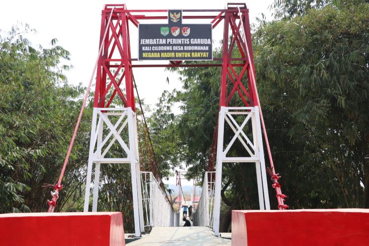 Jembatan gantung sepanjang 80 meter yang dibangun di Kampung Cilodong, Desa Ridomanah, Kecamatan Cibarusah, Kabupaten Bekasi, diklaim menjadi salah satu jembatan gantung terpanjang di wilayah tersebut. Proyek yang dikerjakan hampir dua bulan itu dinilai memiliki nilai strategis karena membuka akses warga dan mendukung mobilitas hasil pertanian.
