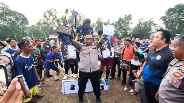 Kapolsek Serang Baru AKP Hotma Partogu Sitompul menegaskan, turnamen tersebut menjadi sarana mempererat hubungan antarwarga sekaligus menjaga kondusivitas wilayah menjelang Pemilihan Kepala Desa (Pilkades) di Kecamatan Serang Baru, Kabupaten Bekasi.
