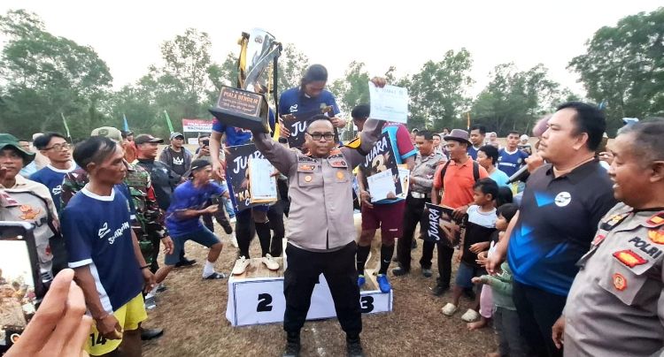 Kapolsek Serang Baru AKP Hotma Partogu Sitompul menegaskan, turnamen tersebut menjadi sarana mempererat hubungan antarwarga sekaligus menjaga kondusivitas wilayah menjelang Pemilihan Kepala Desa (Pilkades) di Kecamatan Serang Baru, Kabupaten Bekasi.