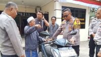 Kapolsek Serang Baru, AKP Hotma Partogu Sitompul saat menyerahkan secara langsung motor milik Ustadz Ujang Darmawan yang ditemukan saat petugas melakukan Operasi Kejahatan Jalanan (OKJ) beberapa waktu lalu.