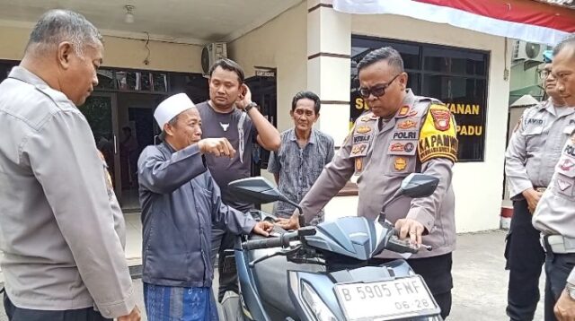 Kapolsek Serang Baru, AKP Hotma Partogu Sitompul saat menyerahkan secara langsung motor milik Ustadz Ujang Darmawan yang ditemukan saat petugas melakukan Operasi Kejahatan Jalanan (OKJ) beberapa waktu lalu.