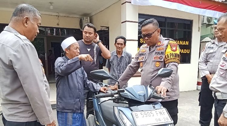 Kapolsek Serang Baru, AKP Hotma Partogu Sitompul saat menyerahkan secara langsung motor milik Ustadz Ujang Darmawan yang ditemukan saat petugas melakukan Operasi Kejahatan Jalanan (OKJ) beberapa waktu lalu.