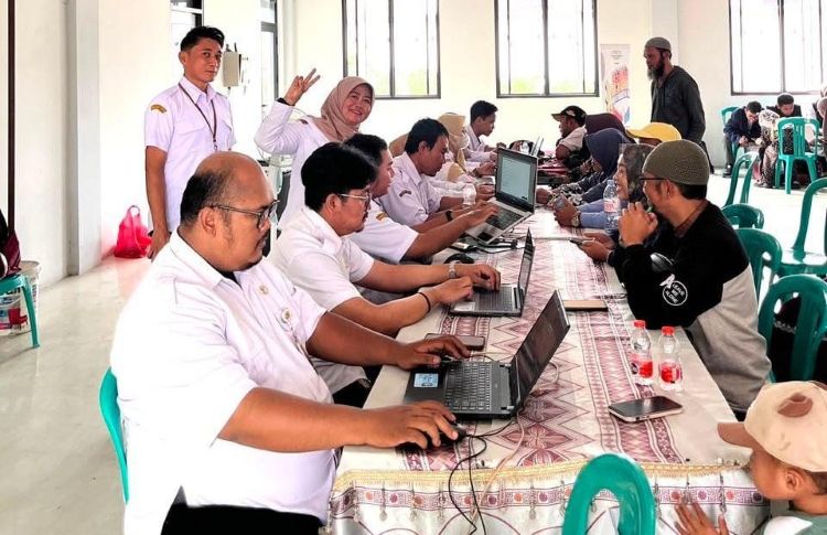 Pelayanan pendampingan penerbitan Nomor Induk Berusaha (NIB) di Desa Telagamurni, Kecamatan Cikarang Barat.