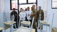 Plt. Bupati Bekasi Asep Surya Atmajaya saat meninjau ruang kelas di Sekolah Rakyat Kabupaten Bekasi di Desa Sukamahi, Kecamatan Cikarang Pusat, Senin (31/08).