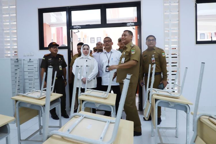 Plt. Bupati Bekasi Asep Surya Atmajaya saat meninjau ruang kelas di Sekolah Rakyat Kabupaten Bekasi di Desa Sukamahi, Kecamatan Cikarang Pusat, Senin (31/08).