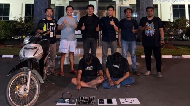 Unit Jatanras Polres Metro Bekasi mengamankan dua orang terduga pelaku maling motor (curanmor) yang beraksi di Kampung Cijambe RT 05/03, Desa Sukadami, Kecamatan Cikarang Selatan, Kabupaten Bekasi.