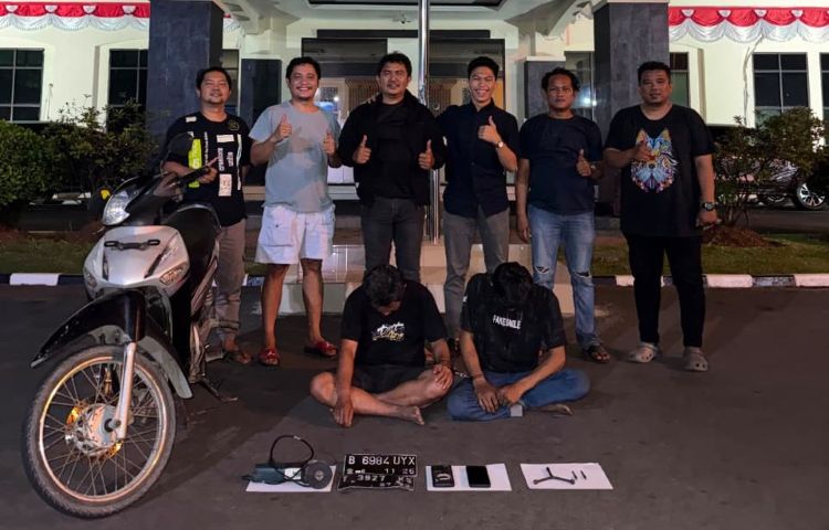 Unit Jatanras Polres Metro Bekasi mengamankan dua orang terduga pelaku maling motor (curanmor) yang beraksi di Kampung Cijambe RT 05/03, Desa Sukadami, Kecamatan Cikarang Selatan, Kabupaten Bekasi.