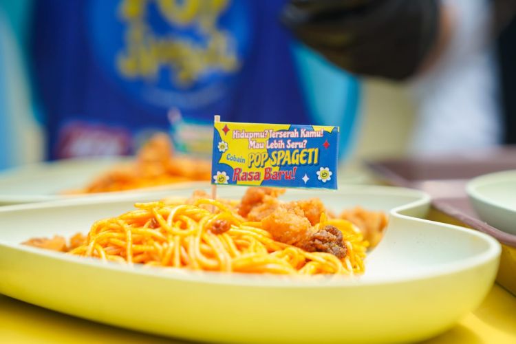 POP Spageti menghadirkan dua varian terbaru, yaitu POP Spageti Pizza Bolognese yang memadukan rasa pizza yang meaty dan cheesy dengan topping sosis dan kriuk rasa daging sapi, serta POP Spageti Fried Chicken Carbonara dengan saus carbonara yang creamy dan cheesy, dipadukan dengan rasa crunchy fried chicken. Keduanya hadir sebagai pilihan non-spicy bagi konsumen yang ingin menikmati POP Spageti dengan pengalaman rasa yang berbeda.