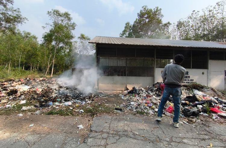 Tempat Pengolahan Sampah Reduce, Reuse, Recycle (TPS3R) di Desa Sukamukti, Kecamatan Bojongmangu, Kabupaten Bekasi, yang seharusnya menjadi fasilitas pengurangan dan pengolahan sampah justru berubah menjadi sumber pencemaran lingkungan.